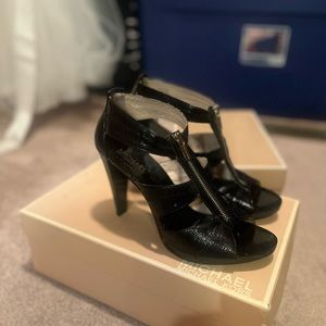 Michael Kors MK Women's Berkley T-Strap Crinkled Patent Dress Shoes Size 9.0